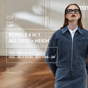 Könnte beinhalten: Eine Frau in einer dunkelblauen Jeansjacke und einem Rock. Die Jacke hat einen Reißverschluss und eine Brusttasche. Der Text auf dem Bild lautet: "PDF pattern + tutorial JACKET Lolle BUNDLE 4 in 1 ALL SIZES + HEIGHT". Größe: 154-184 cm.