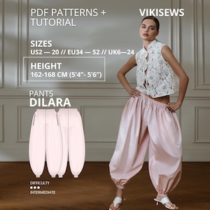 Può includere: Cartamodello PDF per i pantaloni Dilara di Vikisews, con un top bianco in pizzo senza maniche e pantaloni ampi rosa chiaro con polsini arricciati. Il testo include: PDF PATTERNS + TUTORIAL, SIZES EU34-52, HEIGHT 162-168 CM.