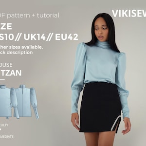 Könnte beinhalten: Eine Frau trägt eine hellblaue Bluse und einen schwarzen Rock. Die Bluse hat lange Ärmel und einen hohen Kragen. Der Rock hat einen Schlitz mit dekorativen Elementen. Der Text enthält "PDF pattern + tutorial", "BLOUSE NITZAN" und Größenangaben.