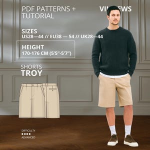 Puede incluir: Patrón en PDF y tutorial para pantalones cortos Troy, con un dibujo técnico de pantalones cortos beige. El texto incluye tallas US 28-44, EU 38-54, UK 28-44, una altura de 170-176 cm y un nivel de dificultad avanzado. Una persona viste el short.