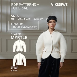 Può includere: Un blazer testurizzato color crema con maniche lunghe, scollo a V e due tasche con patta sul davanti. L'immagine include il testo: PDF PATTERNS + TUTORIAL, VIKISEWS, SIZES US 20, EU 34-52, UK 24, HEIGHT 162-168 CM, BLAZER MYRTLE, DIFFICULTY ADVANCED.