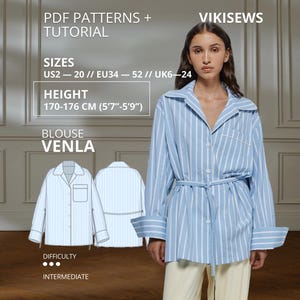 Könnte beinhalten: Eine hellblau-weiß vertikal gestreifte Bluse mit Kragen, langen Ärmeln und Bindegürtel. Der Text lautet PDF PATTERNS + TUTORIAL, VIKISEWS, SIZES EU34-52, HEIGHT 170-176 CM, BLOUSE VENLA, DIFFICULTY INTERMEDIATE.