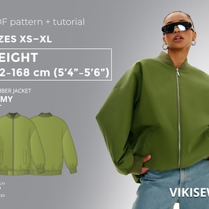 Op de afbeelding: Een groene bomberjack met ritssluiting, gedragen door een model met zonnebril en een blauwe jeans. De afbeelding bevat een patroon en tutorial voor maten XS-XL, voor een lengte van 162-168 cm. Moeilijkheidsgraad: gevorderd.