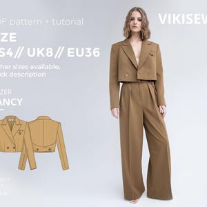 Puede incluir: Una mujer con un blazer corto marrón y pantalones de pierna ancha a juego. La imagen incluye un diagrama del blazer y el texto «PDF pattern + tutorial», «SIZE US4// UK8// EU36» y «BLAZER NANCY». La dificultad se indica como avanzada.
