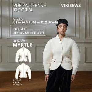 Op de afbeelding: Een witte, getextureerde blazer met lange mouwen en klepzakken, gedragen met een zwarte broek. De tekst bevat PDF PATTERNS + TUTORIAL, VIKISEWS, SIZES US 20, EU 34-52, UK 24, HEIGHT 154-160 CM, BLAZER MYRTLE en DIFFICULTY ADVANCED.