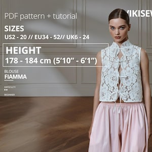 Puede incluir: Una mujer con una blusa de encaje blanco y pantalones rosas. La blusa tiene un cuello alto y una abertura frontal con lazos. El texto indica que el patrón está disponible en tallas EU34-52 y para alturas de 178-184 cm.