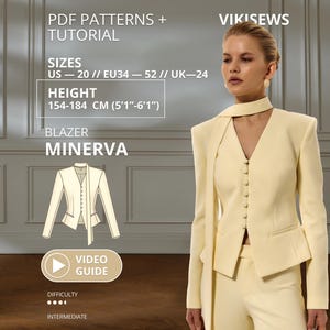 Puede incluir: Un blazer amarillo pálido con escote en V, mangas largas y una hilera de botones a juego cubiertos de tela. La prenda presenta un detalle de cuello tipo bufanda integrado. El texto incluye PDF PATTERNS + TUTORIAL, VIKISEWS, SIZES US 20, EU 34-52, UK 24, HEIGHT 154-184 CM, BLAZER MINERVA, VIDEO GUIDE y DIFFICULTY INTERMEDIATE.