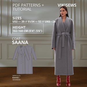 Op de afbeelding: Een grijze lange jas met een brede sjaalkraag en een bijpassende ceintuur. De tekst bevat PDF PATTERNS + TUTORIAL, VIKISEWS, SIZES US2-20, HEIGHT 162-168 CM (5'4"-5'6"), COAT SAANA en DIFFICULTY ADVANCED met een technische lijntekening.