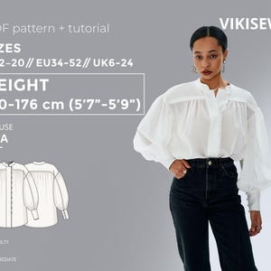 Pode incluir: Uma mulher veste uma blusa branca com mangas compridas e transparentes e gola mandarim, combinada com jeans pretos. A imagem inclui texto que indica que o padrão da blusa está disponível nos tamanhos EU34-52, com uma altura de 170-176 cm. O padrão chama-se "LIZA".