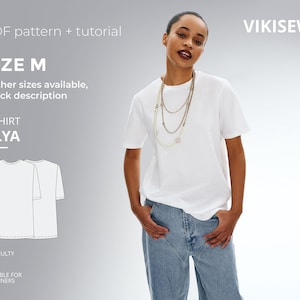 Può includere: Una donna indossa una maglietta bianca e jeans blu. L'immagine include il testo "PDF pattern + tutorial", "SIZE M", "T-SHIRT ALYA" e "SUITABLE FOR BEGINNERS". È visibile anche il marchio "VIKISEWS".