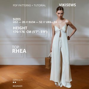 Può includere: Un cartamodello PDF e tutorial per il top Rhea di VIKISEWS color crema. Il capo presenta sottili spalline, un profondo scollo a V con chiusura a fiocco frontale e una silhouette lunga e fluida. Adatto per altezze di 170-176 cm.
