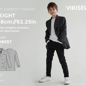 Puede incluir: Un joven con una blazer a cuadros gris oscuro, camiseta blanca, pantalones negros y zapatillas blancas. La imagen incluye el texto "PDF pattern + tutorial" y "BLAZER ROBERT". La altura se indica como 158 cm.