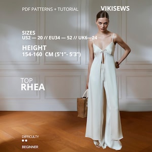 Op de afbeelding: Een naaipatroon voor de Rhea-top van Vikisews. Het PDF-patroon en de tutorial bevatten de maten US 2-20, EU 34-52 en UK 6-24 voor hoogtes van 154-160 cm. De top heeft dunne spaghettibandjes, een striksluiting aan de voorzijde en een lange zoom.