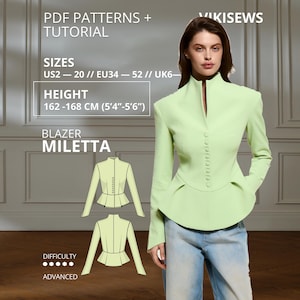 Op de afbeelding: Een lichtgroene blazer met een hoge kraag en een rij knopen aan de voorzijde, voorzien van een peplum taille. De afbeelding bevat tekst: PDF PATTERNS + TUTORIAL, VIKISEWS, SIZES EU34-52, HEIGHT 162-168 CM, BLAZER MILETTA, DIFFICULTY ADVANCED.