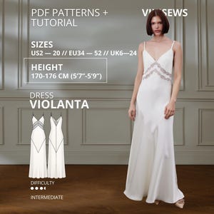 Op de afbeelding: Een vloerlange witte slipdress met dunne spaghettibandjes en een V-hals met decoratieve kanten rand. De afbeelding bevat tekst voor PDF-patronen en tutorial voor de Violanta-jurk, met maten US 2-20 en een lichaamslengte van 170-176 cm.