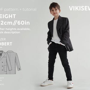 Puede incluir: Un joven con una blazer a cuadros gris, camiseta blanca, pantalones negros y zapatillas blancas. La imagen incluye texto: "BLAZER ROBERT" y "ALTURA 152cm//60in". La dificultad es "AVANZADO".