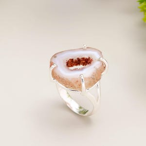 Può includere: Un set di tre ciotole in ceramica ad incastro di dimensioni graduate. Le ciotole presentano una finitura opaca e maculata nei toni del crema, beige e marrone. La ciotola più grande ha un diametro di circa 18 cm.