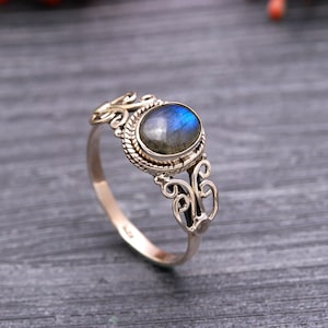 Labradorite Ring in 925 Sterling Silver | Vintage Floral Design | Blue Flash Gemstone | Boho Chic Jewelry | Gift for Her | Unique Ring
