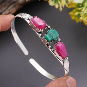 Armband i 925 sterlingsilver med rubin och smaragd | Handgjort öppet armband |