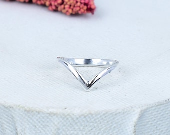 Anillo de plata de ley 925 con diseño de chevrón: delicado anillo hecho a mano con forma de V.