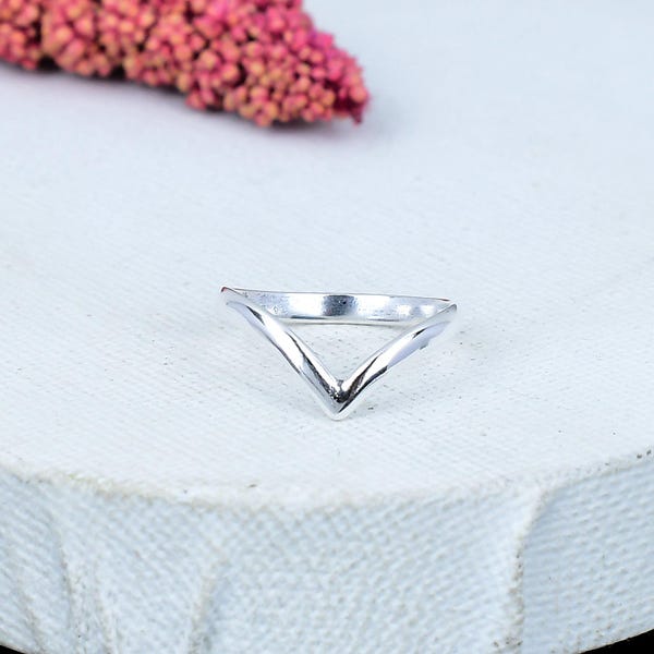 Anillo de plata de ley 925 con diseño de chevrón: delicado anillo hecho a mano con forma de V.