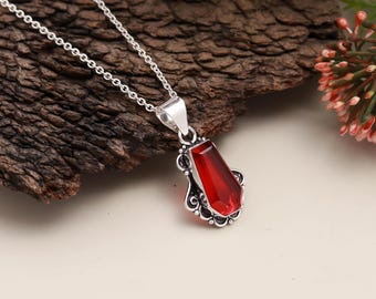 Doodskisthanger met rode granaat | Gotische sterlingzilveren ketting