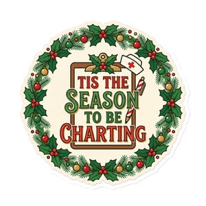 Könnte beinhalten: Ein runder Aufkleber mit einem Weihnachtskranz aus Tannenzweigen, Stechpalmenbeeren und Kugeln, der ein Klemmbrett umrahmt. Der Text lautet TIS THE SEASON TO BE CHARTING, ergänzt durch eine Krankenschwesterhaube und einen gestreiften Stift.