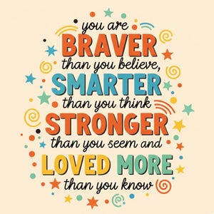 Op de afbeelding: Een motiverende poster met de tekst "You are Braver than you believe, Smarter than you think, Stronger than you seem and Loved More than you know." De tekst is in oranje, blauw en geel, met sterren en krullen.
