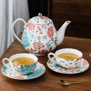 Handgemaakte keramische koffie- en theeset: aardewerk theepot met kopjes