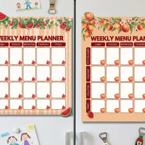 Peut inclure: Deux planificateurs de menu hebdomadaires magnétiques avec une mise en page en grille. Le planificateur de gauche présente un thème pastèque avec des illustrations de fruits rouges et verts. Celui de droite présente un thème pêche avec des illustrations de fruits orange. Les deux ont des en-têtes pour les jours de la semaine et les repas.