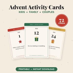 Peut inclure: Un ensemble de 72 cartes d'activités de l'Avent avec du texte pour enfants, famille et couples. Les cartes sont blanches avec des accents rouges, verts et dorés, affichant des numéros de jour et des activités. Le titre indique Advent Activity Cards.