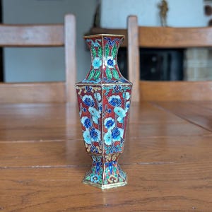 Cloisonné small Chinese vase red hexagonal shape septate Enamel with flower motif for Home Decor