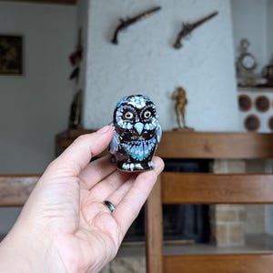 Petite figurine vintage suisse de hibou en céramique avec des détails bleus et blancs peints à la main sur une glaçure marron foncé, à offrir aux amateurs de chouette