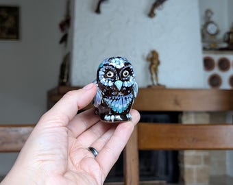 ヴィンテージ スイス製 陶器製 フクロウの置物：手描きの青と白の装飾