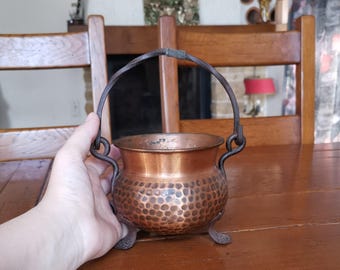Olla de cobre hecha a mano con tres patas forjadas y asa de Suiza como regalo de altar.