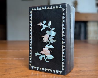 Caixa de joias vintage em estilo chinoiserie, laqueada em preto com incrustações de madrepérola, ideal para decoração boho, ambientes exóticos ou para exibição de peças de coleção.