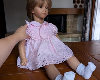 Muñeca vintage Annette Himstedt Paula de España con caja original, muñeca de artista coleccionable para exhibición o decoración infantil.