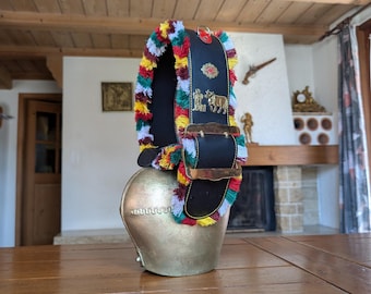 伝統的なストラップ付きヴィンテージスイスカウベル、アルプスの農家風