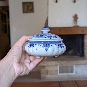 Royal Delft blue lidded bonbonnière in hand-painted floral porcelain from Holland for candy, jewelry or classic decor display