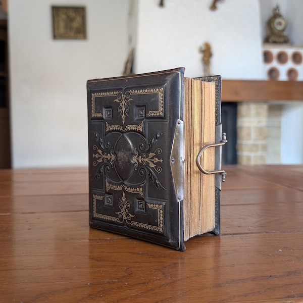 Antiek Zwitsers leren fotoalbum uit de jaren 1920 met familiefoto's sierlijke omslag vintage verzamelboek voor displaydecor