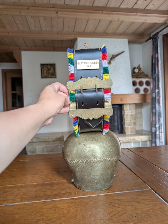 雑貨 スイス製 ベル 真鍮 大型 カウベル cowbell 美音 重量約3699g 本