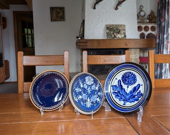 スイス陶器のヴィンテージハンドメイドウォールプレート、花を持つ子供