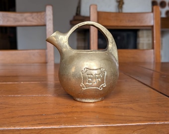 Regadera vintage de latón repujado: monograma EF, decoración antigua para el hogar