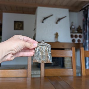 Vintage portemonnee van metallic mesh met zilver-gouden pailletten en art-deco opengewerkte sluiting voor een avondje uit