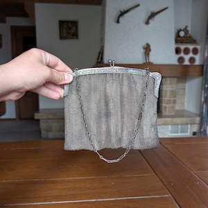 Antieke metalen avondtasje met decoratief bloemenframe en kettinghengsel uit begin 20e eeuw voor vintage modeaccessoire