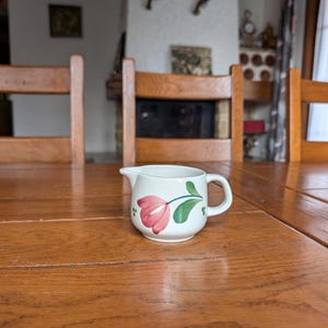 DDR 87 V.E.B. white vintage ceramic milk jug with hand-painted mid-century tulips from Germany