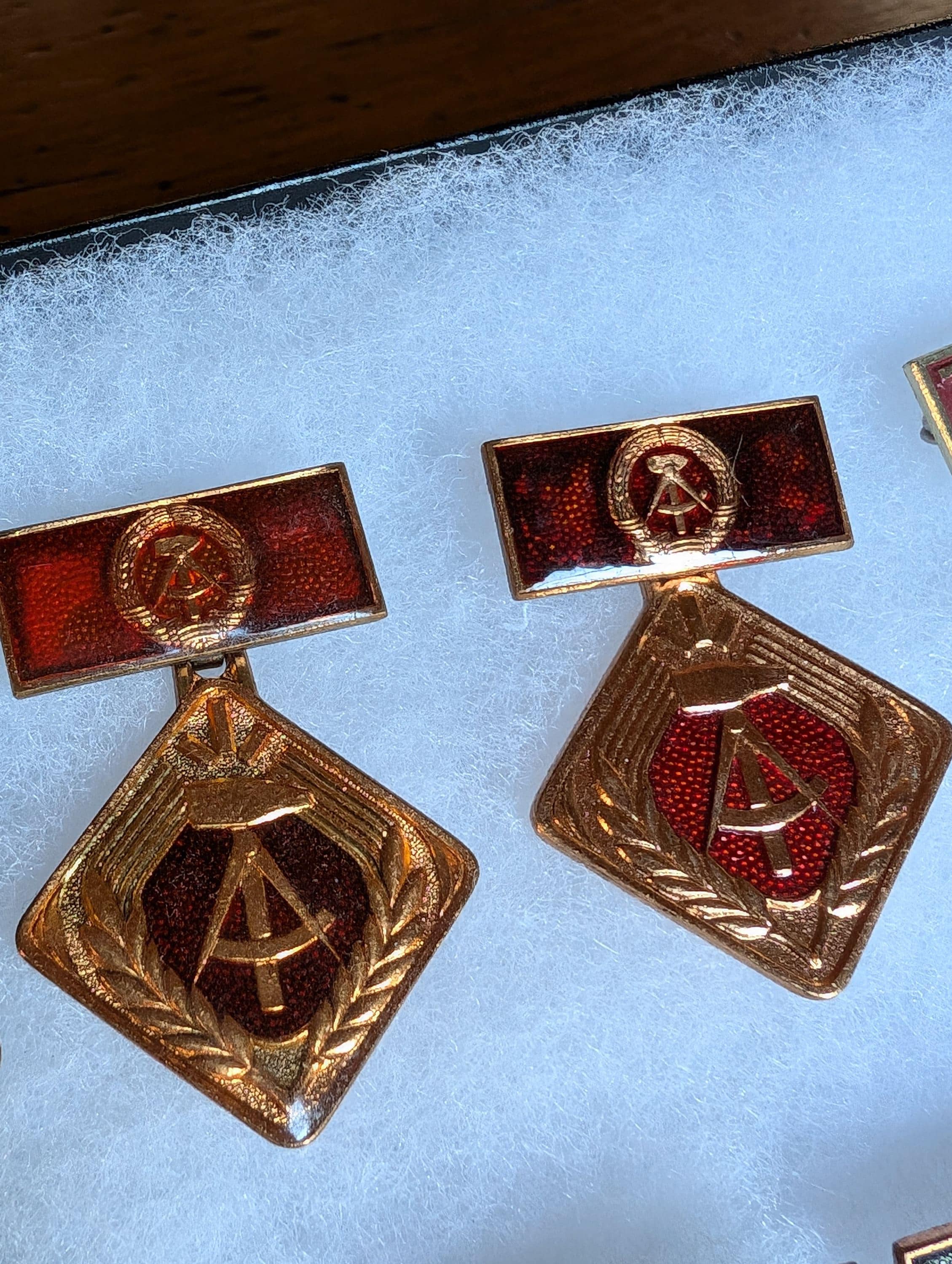 レア！ 東ドイツ時代 実物バッジ類7個セット 社会主義/米軍店舗什器ヴィンテージ 東ドイツの軍・公務員バッジコレクション：社会主義史の紋章 - Etsy 日本