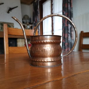 Schweizer Vintage Kupfer-Gießkanne mit langem Auslauf und handgeschnitztem Griff im rustikalen Stil für Garten- oder Landhausdekoration