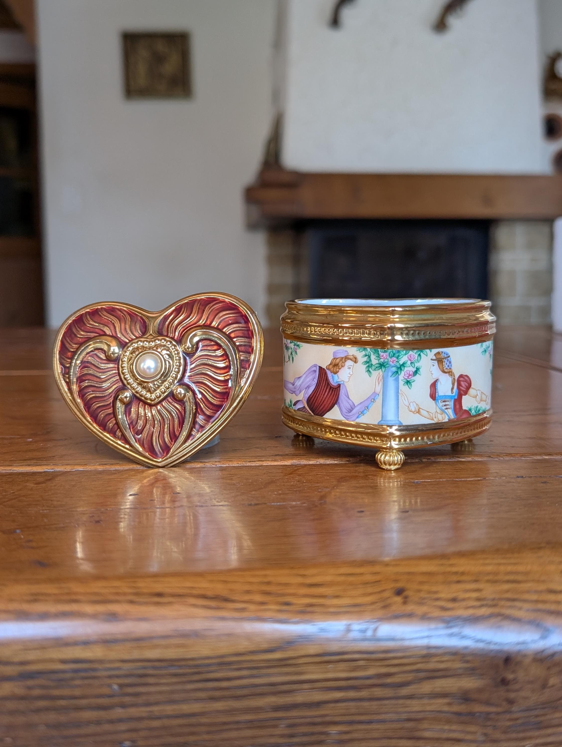 【非売品】V系★BAROQUE★オリジナル缶バッジ★2点セット Fabergé Porcelain Music Box: Romeo and Juliet Heart-shaped