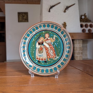 Steffisburg schweizisk folklig keramik väggtallrik grön med alpina flickor motiv vintage keramik